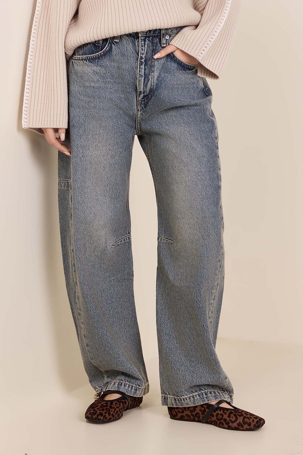 תמונת דוגמן קידמית של מכנסי ג'ינס בגזרת בלון