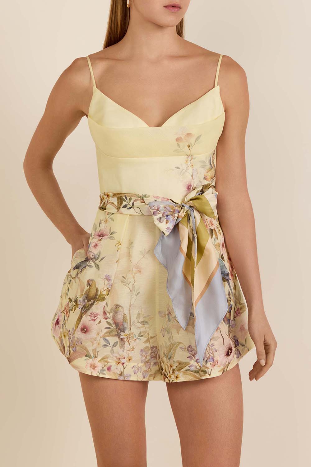 תמונת דוגמן קידמית של אוברול פשתן בהדפס פרחוני