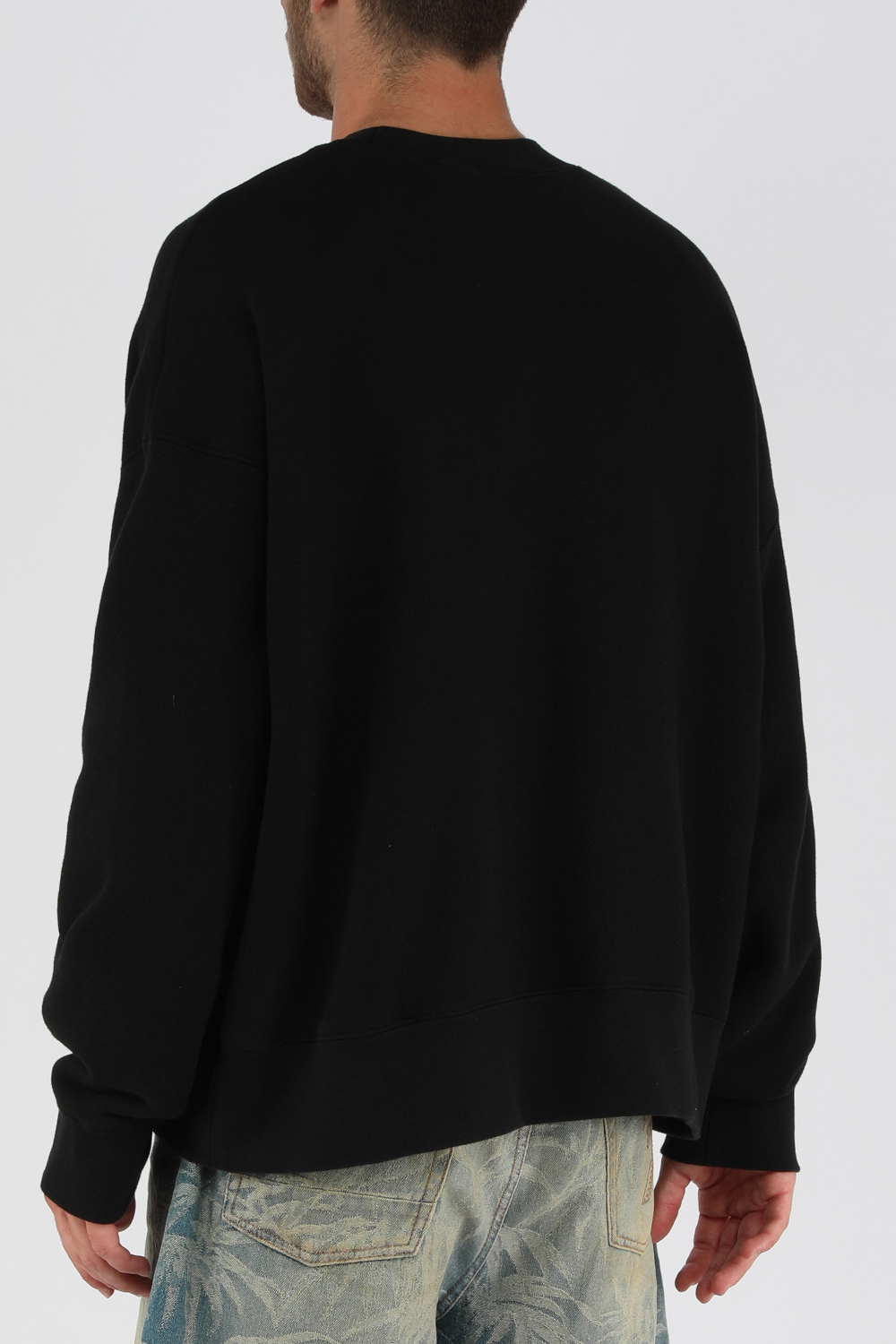 תמונת דוגמן אחורית של סווטשירט כריש שחור עם צווארון עגול