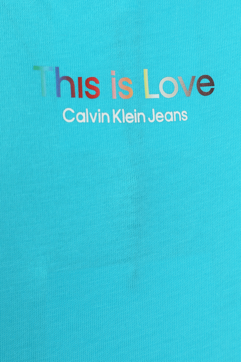 תמונת תקריב של חולצת קרופ גאווה כחולה