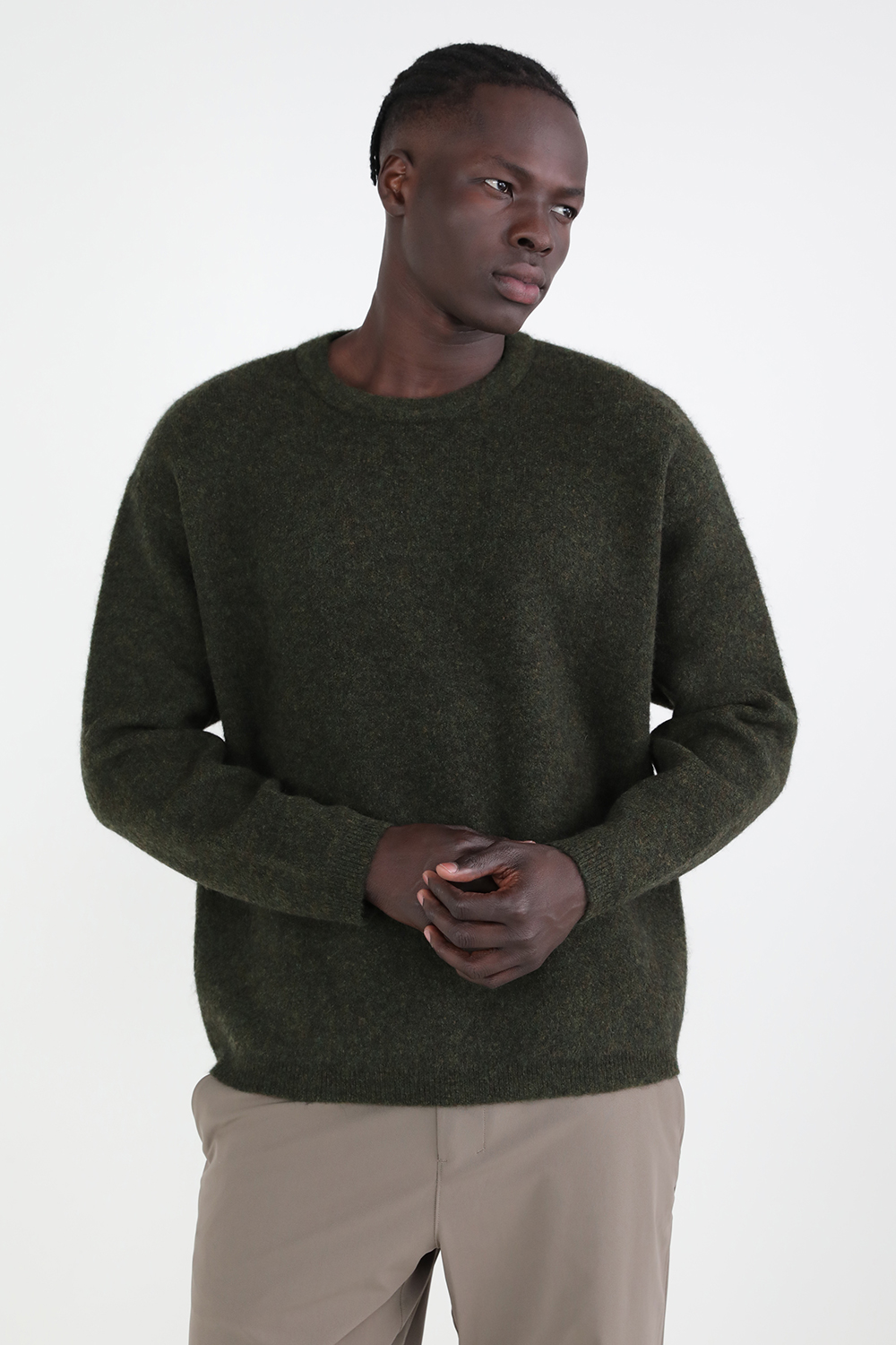 תמונת דוגמן קידמית של Alpaca Wool-Blend Crewneck Sweater