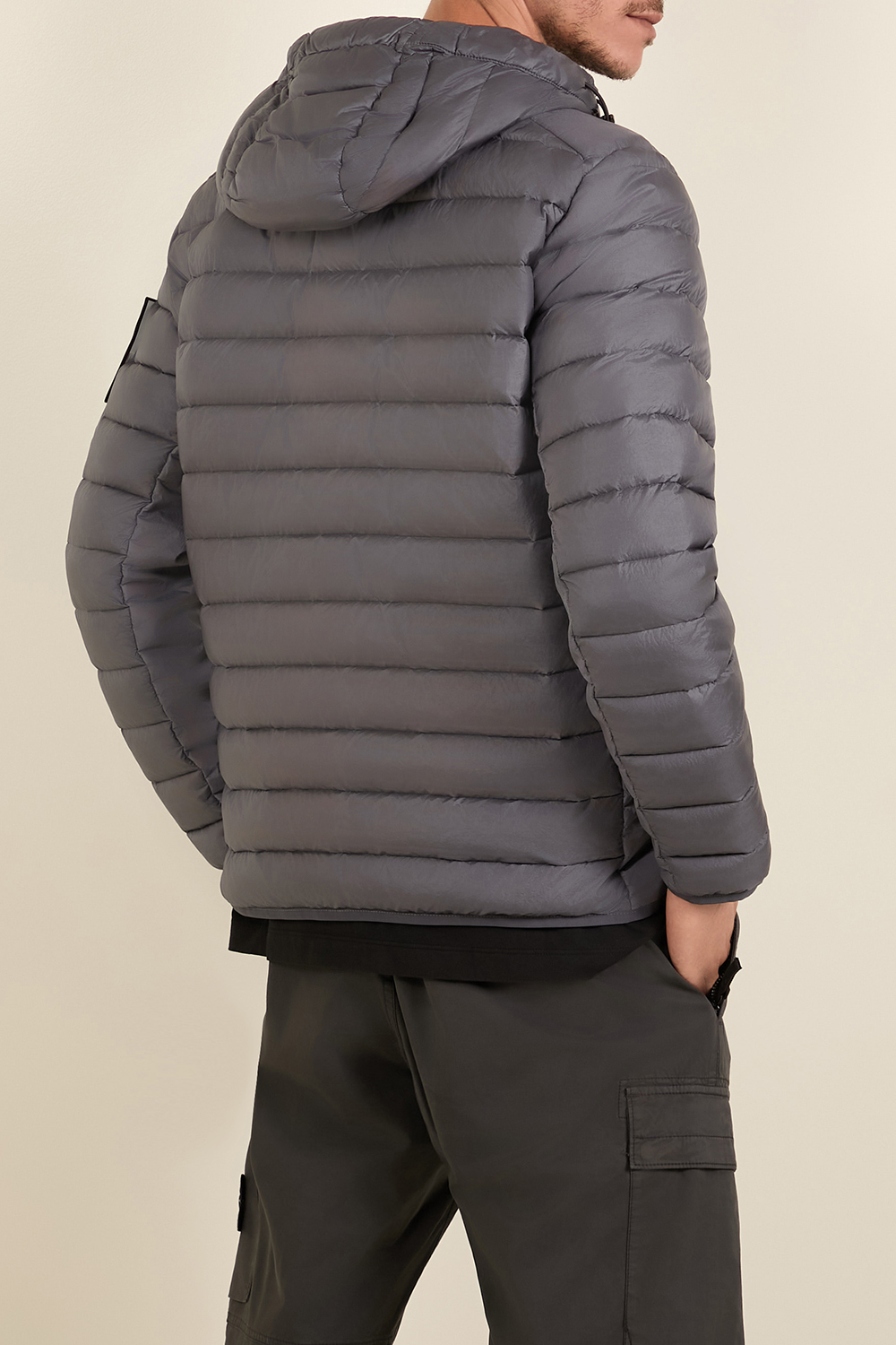 תמונת דוגמן אחורית של מעיל פוך קל