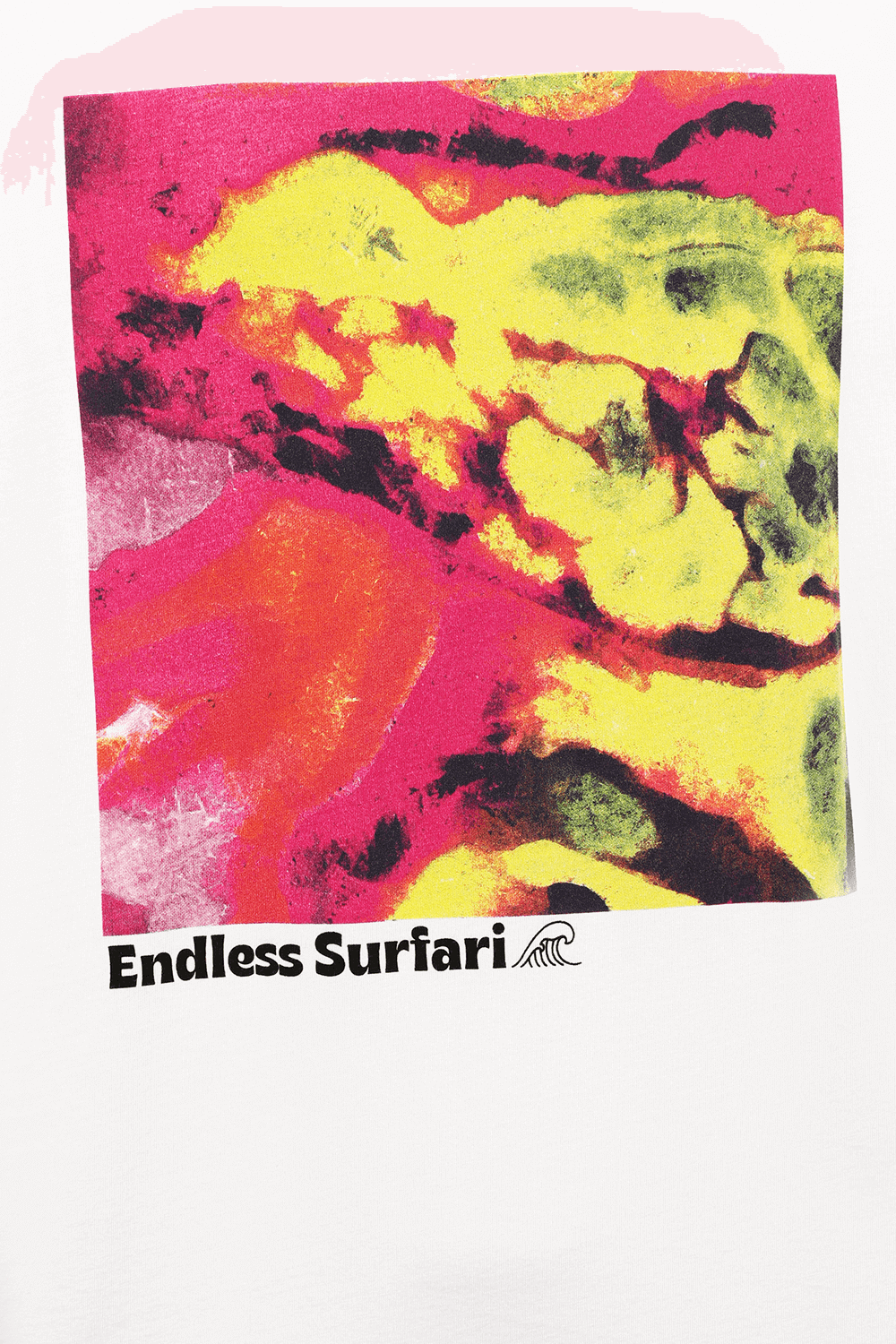 תמונה אחורית של חולצת טי רילקס עם הדפס גרפי