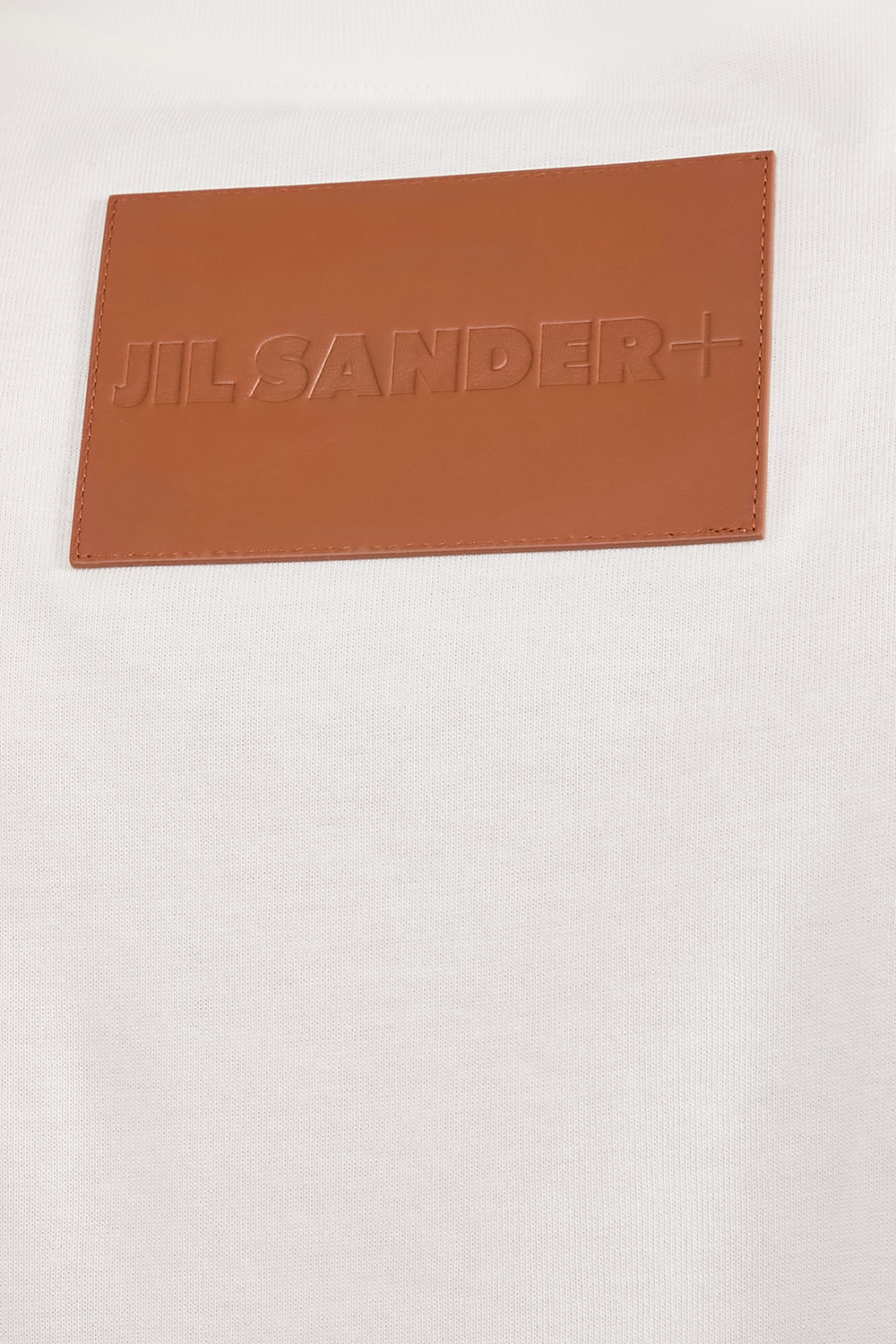 תמונת תקריב דוגמן של חולצת טי עם לוגו פאץ'