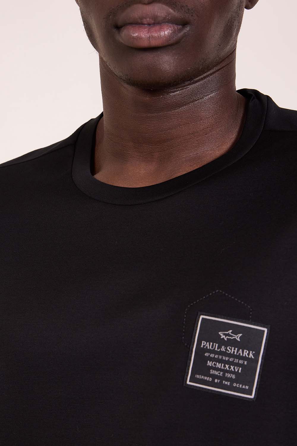 תמונת תקריב דוגמן של חולצת טי