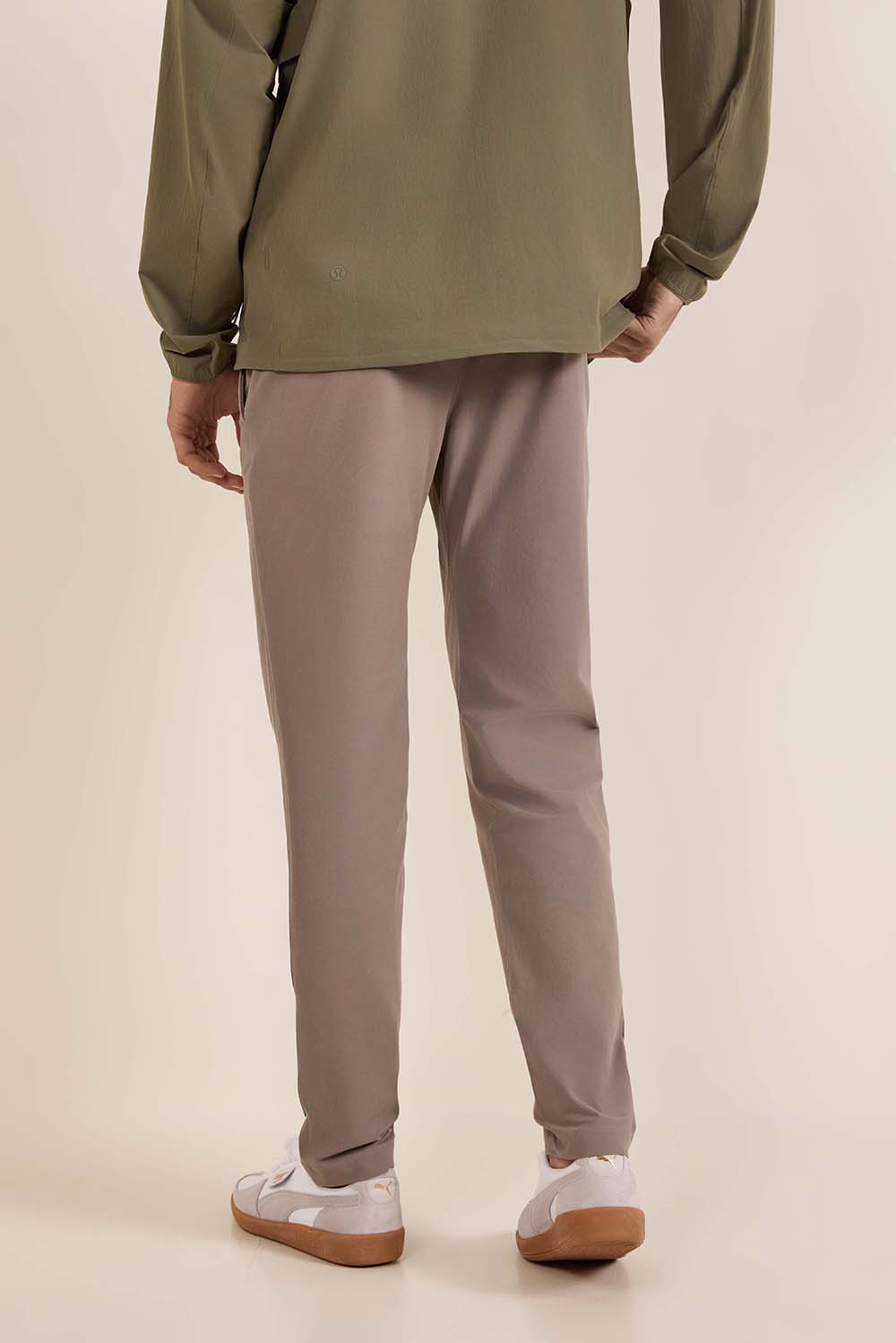 תמונת דוגמן אחורית של ABC Slim-Fit Trouser 32L *VersaTwill