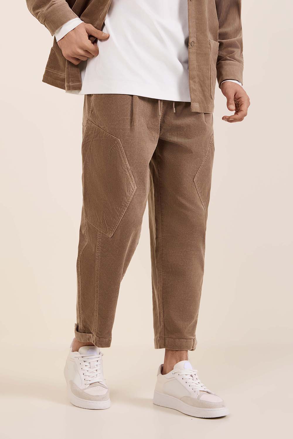 תמונת דוגמן קידמית של מכנסי קרגו