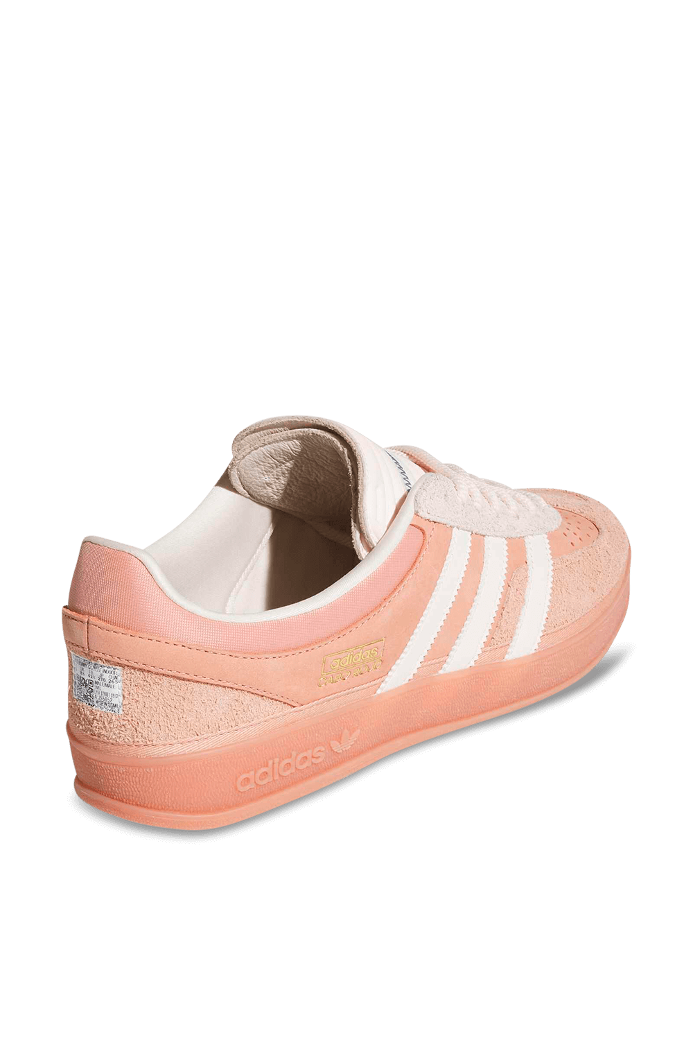 תמונת תקריב של אדידס X באד באני נעלי סניקרס גזל