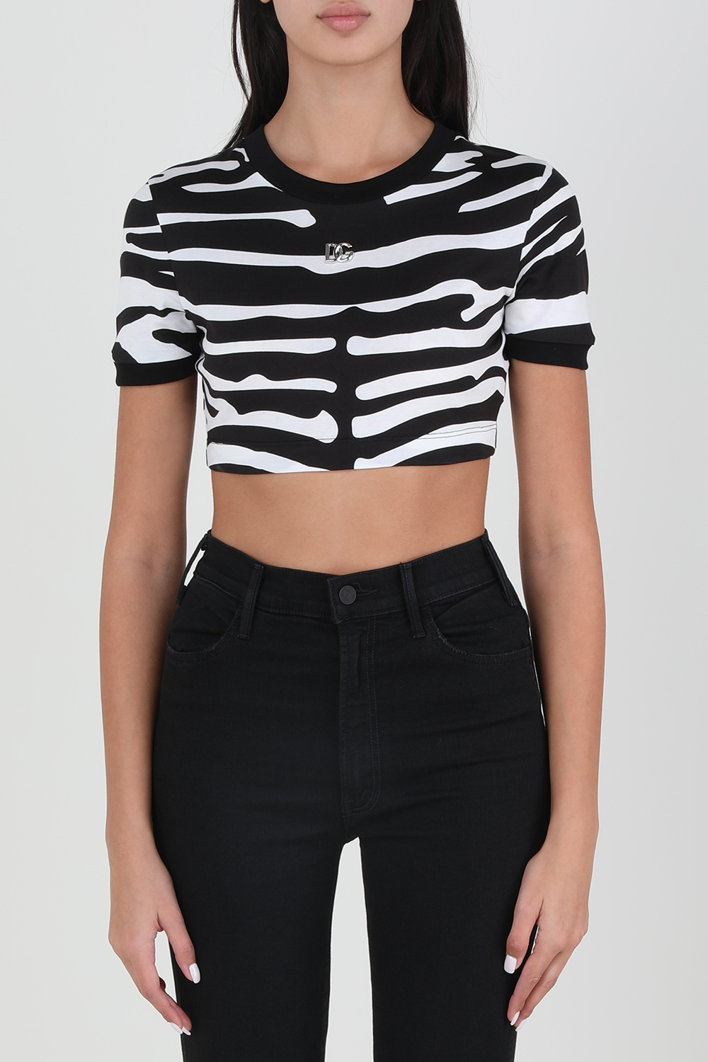 תמונת דוגמן קידמית של חולצת קרופ בהדפס זברה עם לוגו מטאלי