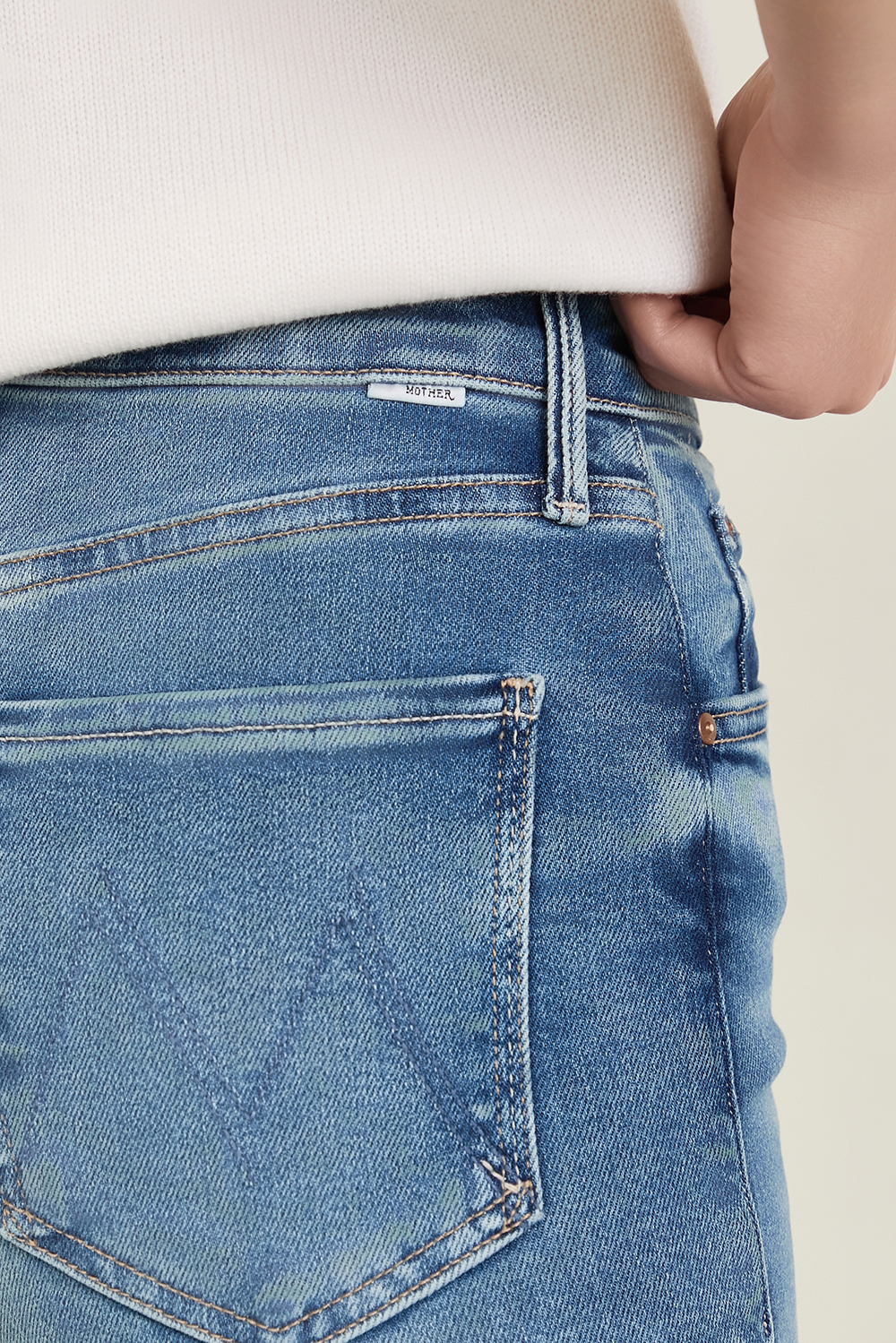 תמונת תקריב דוגמן של מכנסי ג'ינס בגזרה ישרה