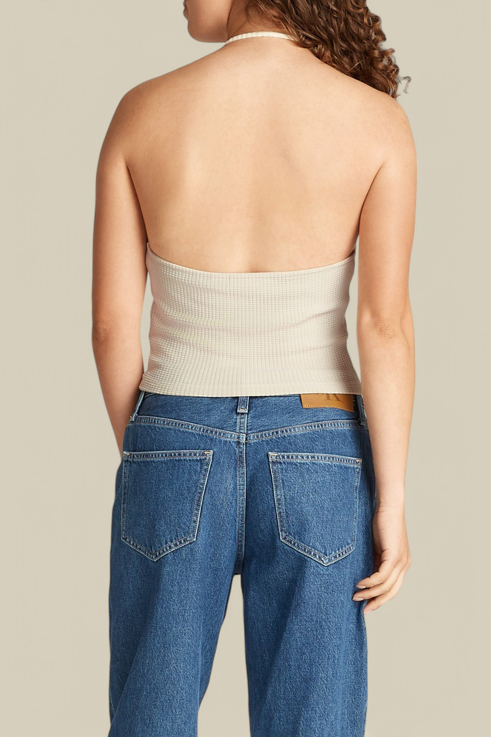 תמונת דוגמן אחורית של גופיית הולטר