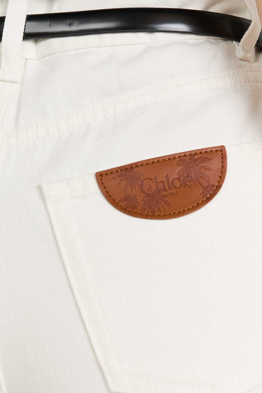 תמונת תקריב דוגמן של מכנסי ג'ינס רחבים