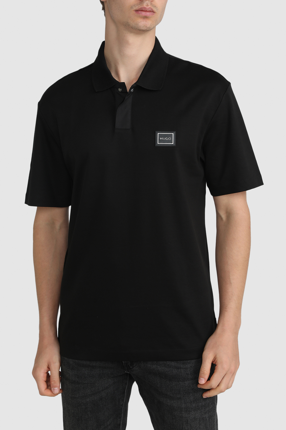 תמונת דוגמן קידמית של חולצת פולו עם פץ`