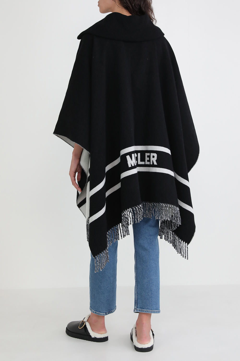 תמונת דוגמן אחורית של פונצ'ו