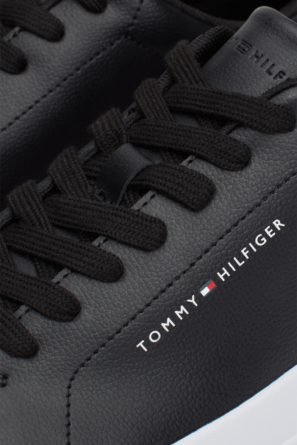 תמונת תקריב של נעלי סניקרס קורט