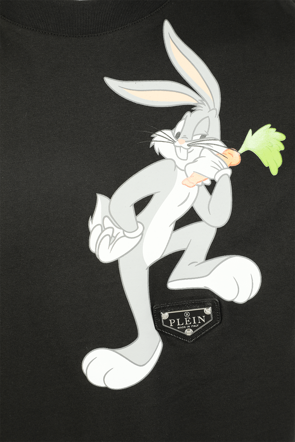 תמונת תקריב של טי שירט עם הדפס באגס באני בגוון שחור