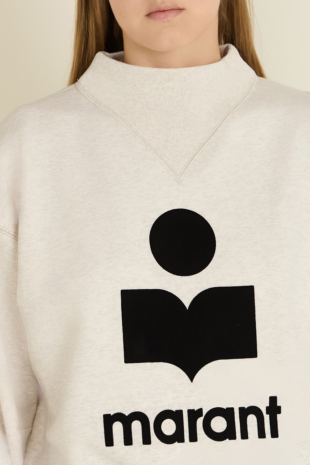 תמונת תקריב דוגמן של סווטשירט מובי