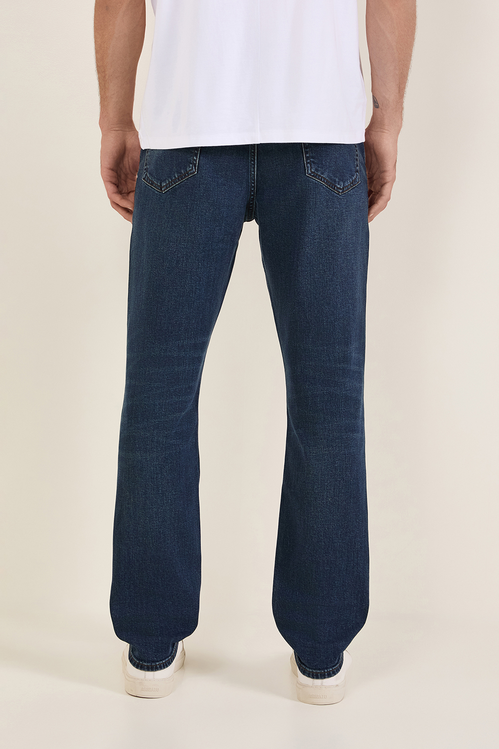 תמונת דוגמן אחורית של מכנסי ג'ינס סלים פיט