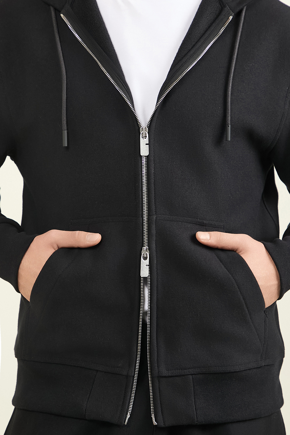 תמונת תקריב דוגמן של סווטשירט קפוצ'ון עם רוכסן