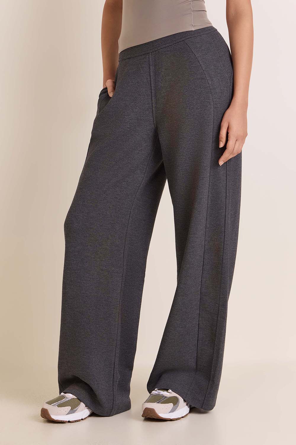 תמונת דוגמן קידמית של Scuba Mid-Rise Wide-Leg Pant
