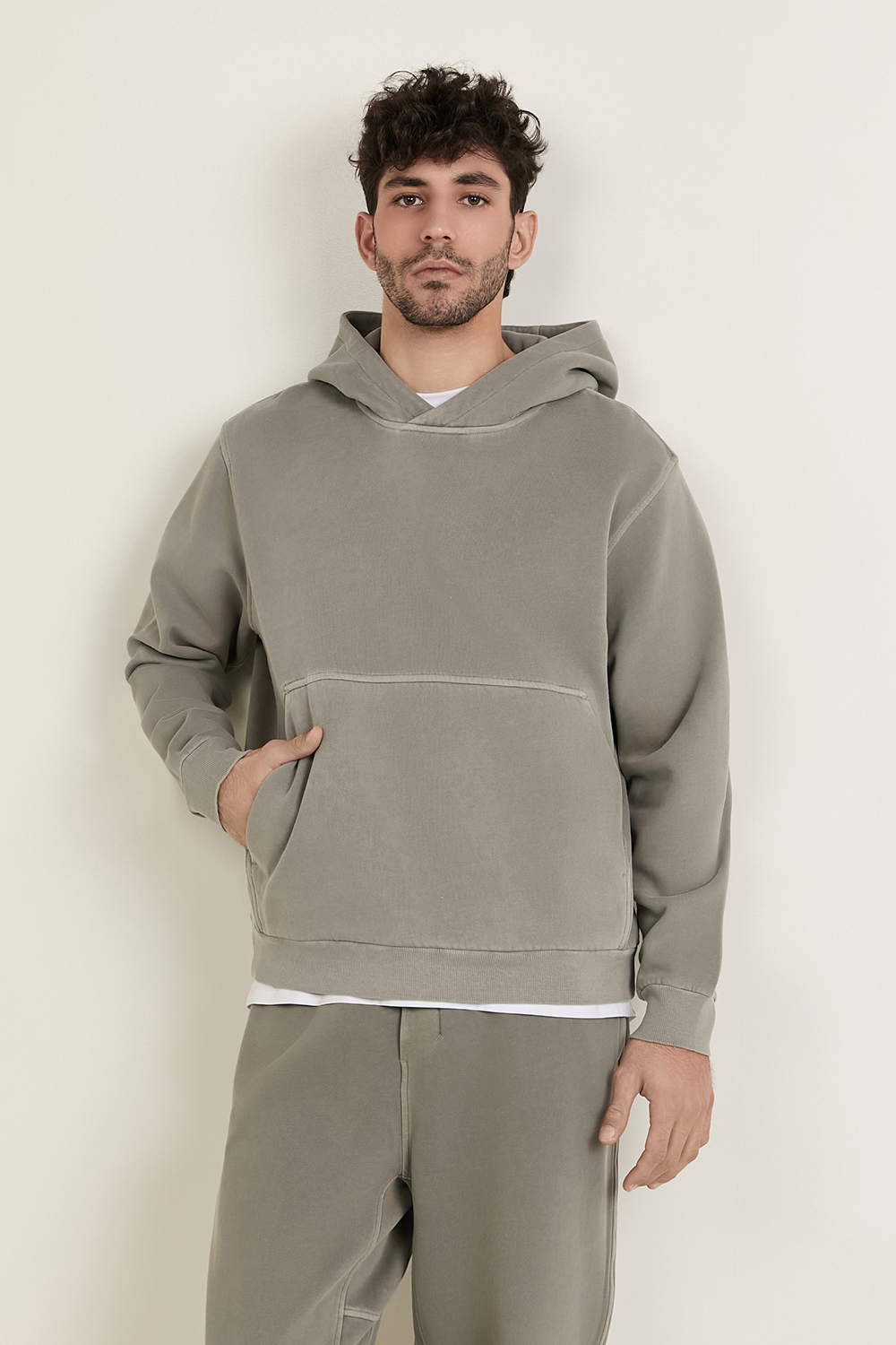 תמונת דוגמן קידמית של Steady State Pullover Hoodie Wash