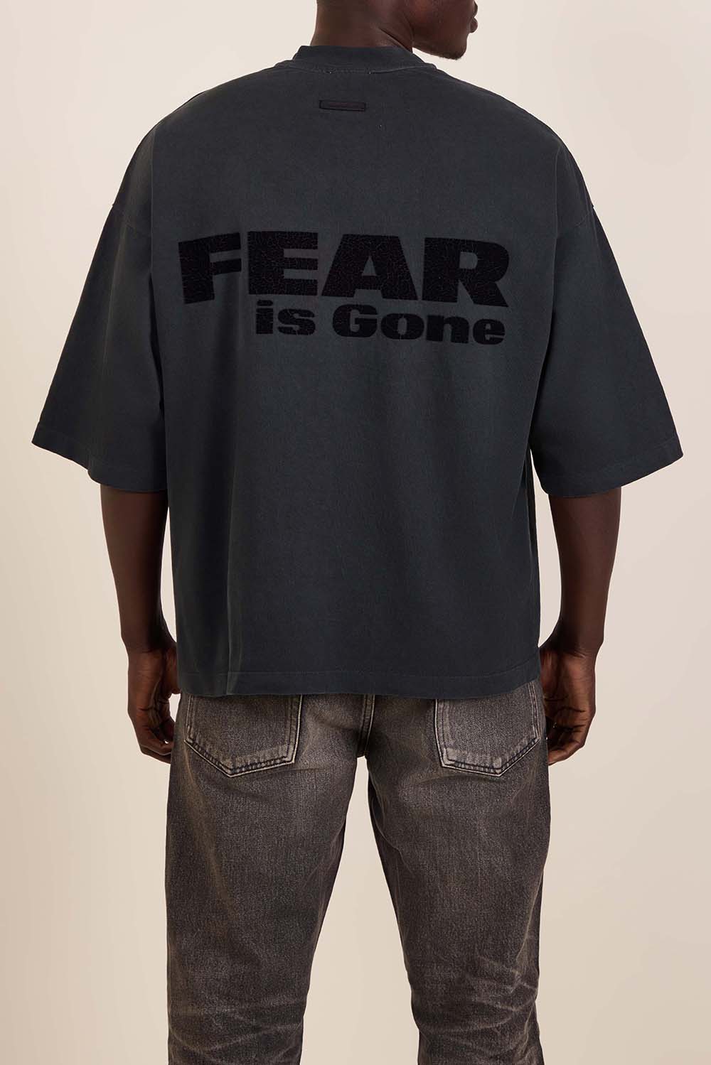 תמונת דוגמן אחורית של חולצת טי