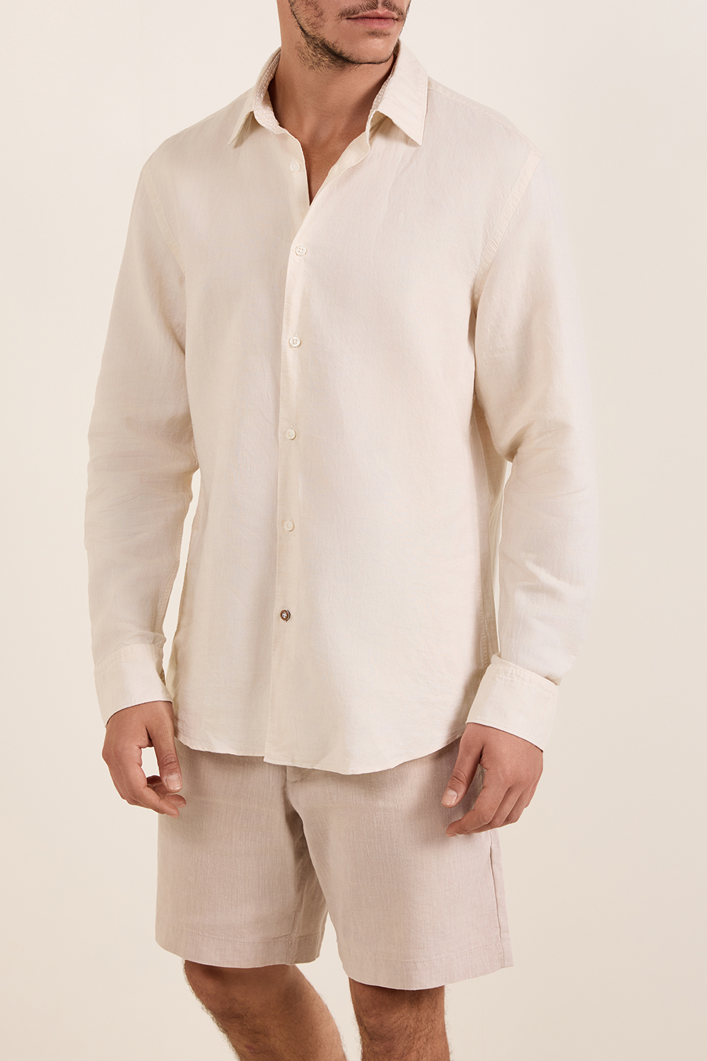 תמונת דוגמן קידמית של חולצת כפתורים