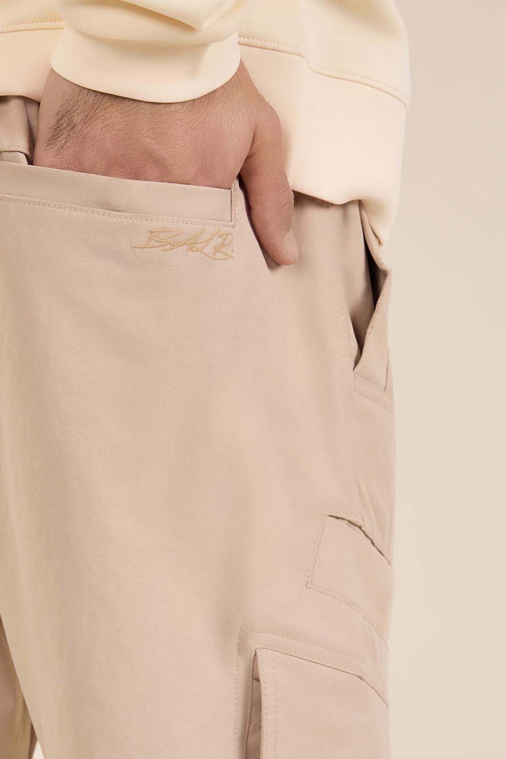 תמונת תקריב דוגמן של מכנסי קרגו