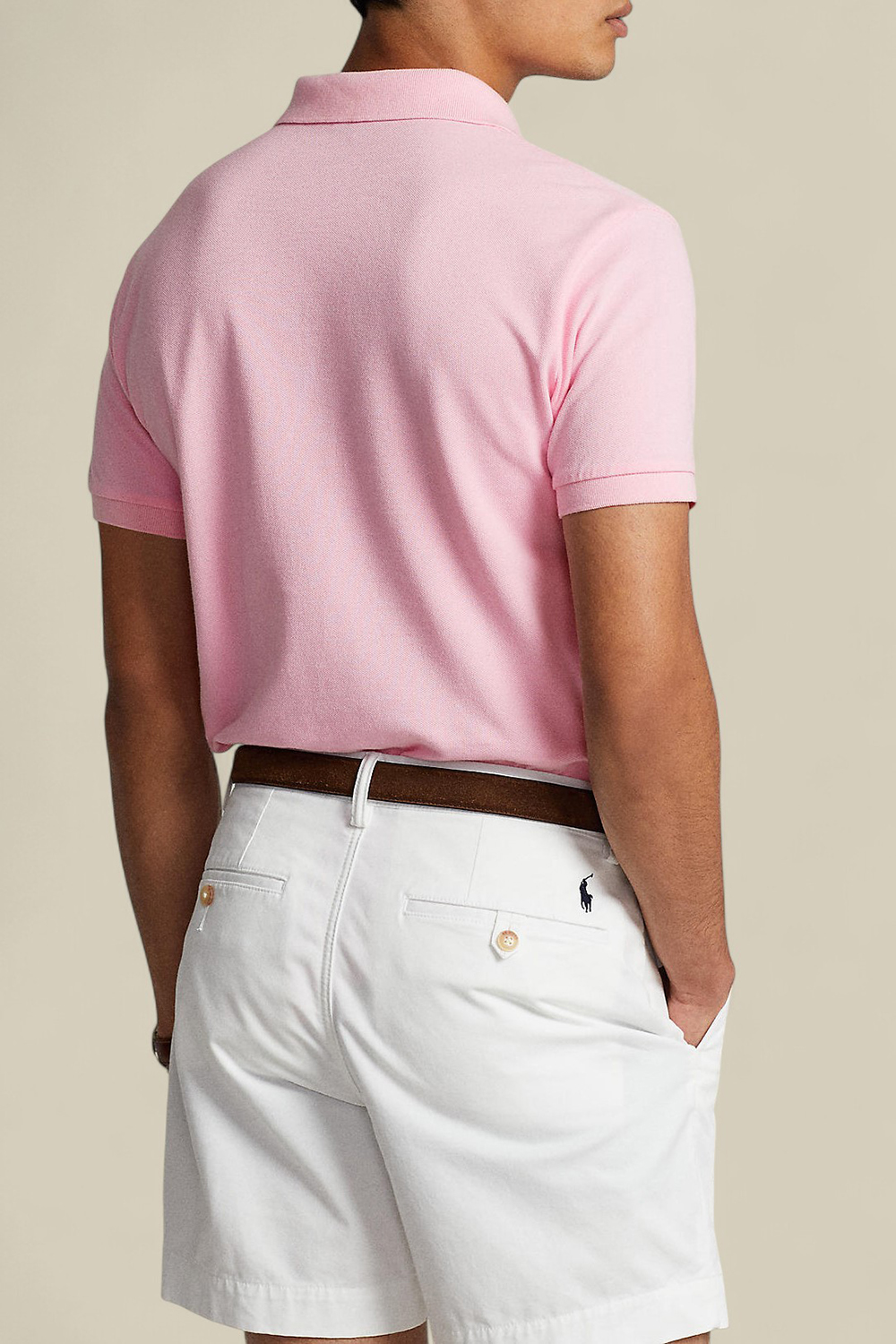 תמונת דוגמן אחורית של חולצת פולו סלים פיט