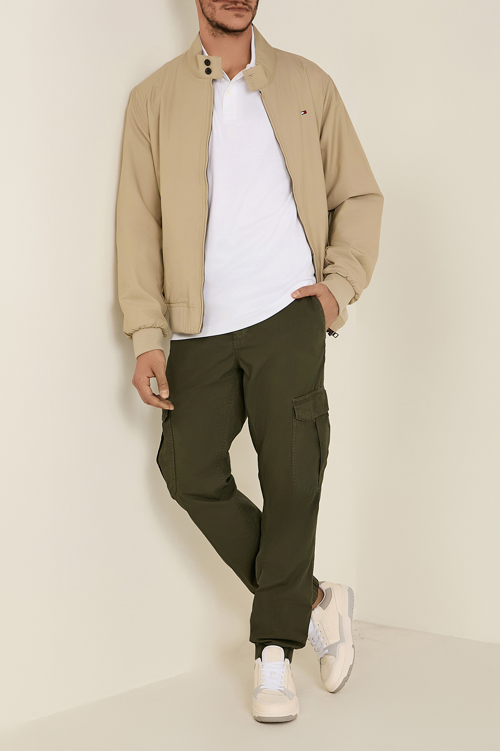 תמונת דוגמן קידמית של נעלי סניקרס