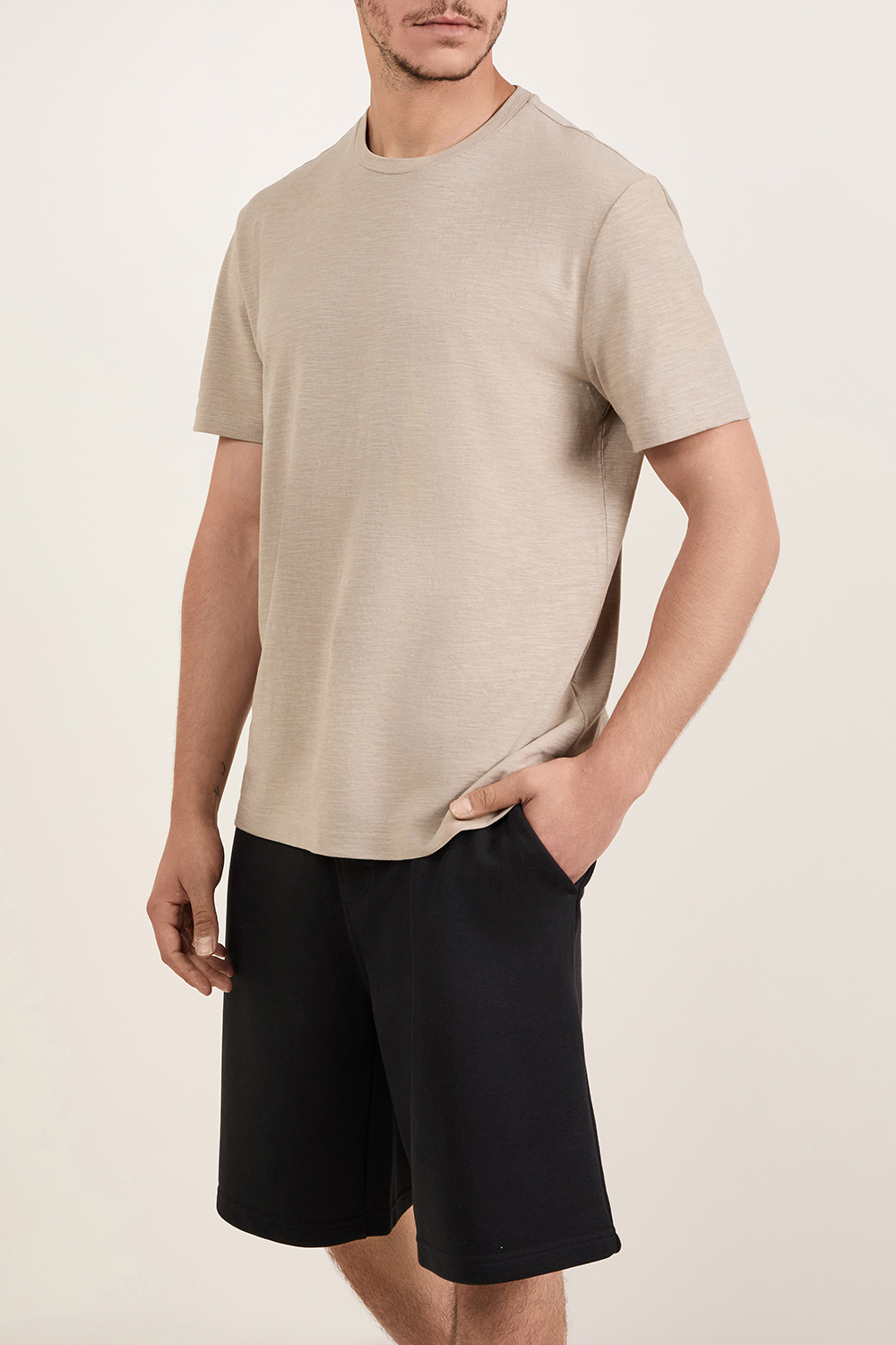 תמונת דוגמן קידמית של חולצת טי