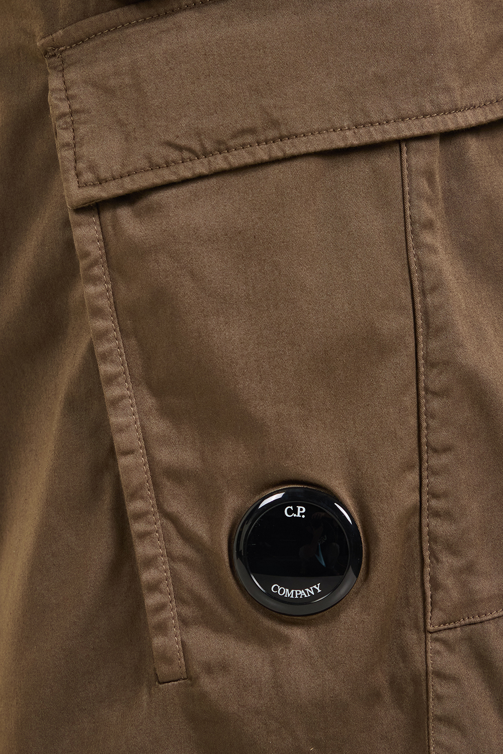 תמונת דוגמן אחורית של מכנסי קרגו בגזרה משוחררת