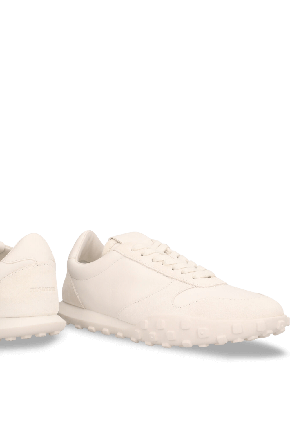 תמונת תקריב של נעלי סניקרס מון