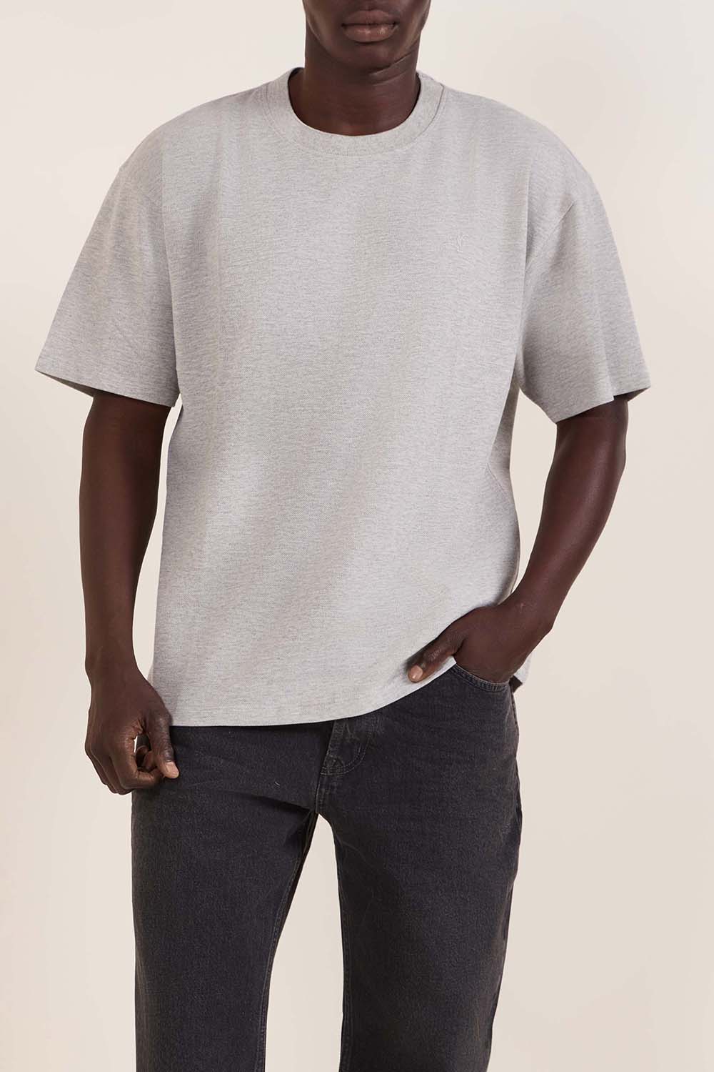 תמונת דוגמן קידמית של חולצת טי פיקה