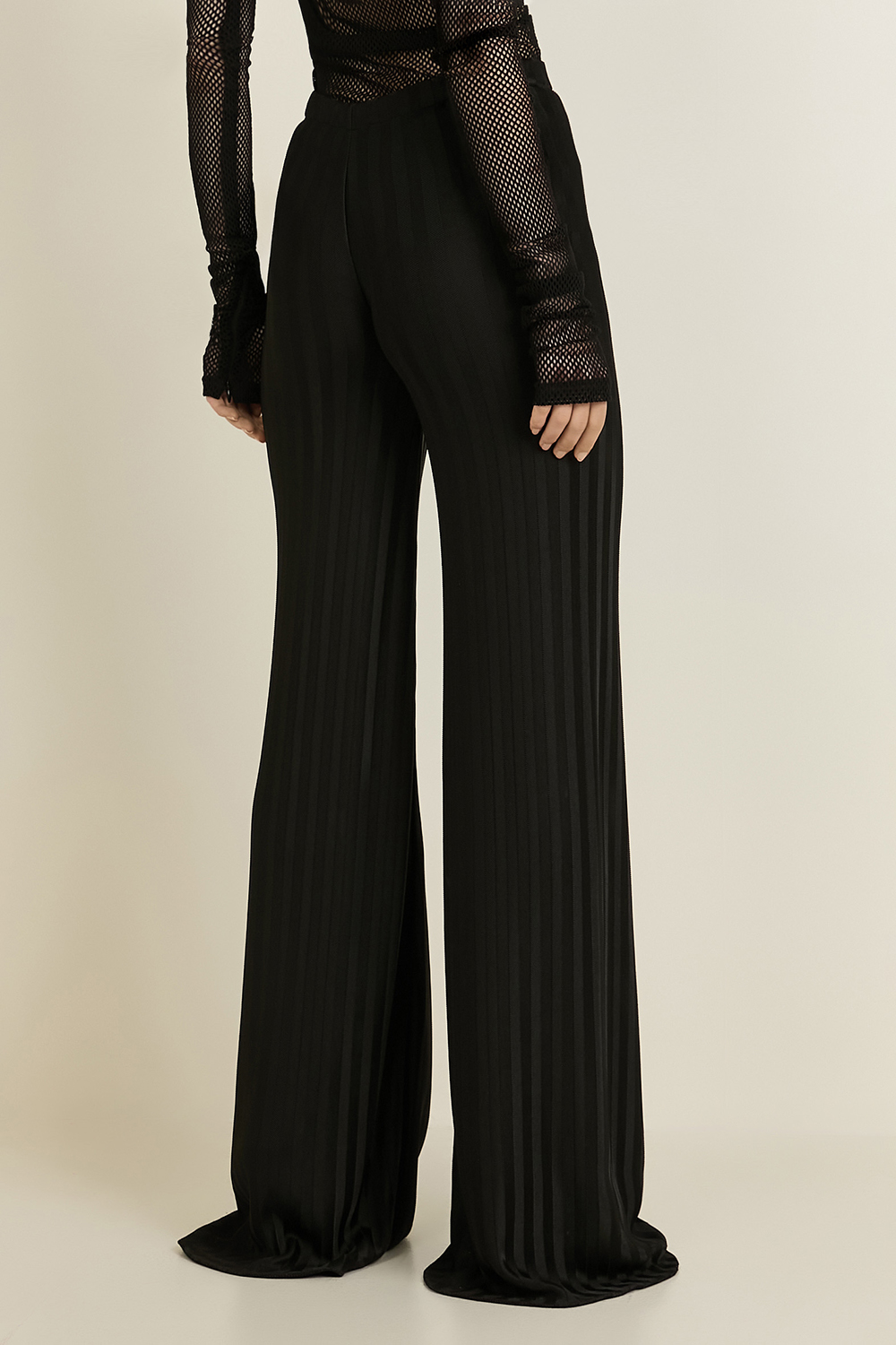 תמונת דוגמן אחורית של מכנסיים רחבים