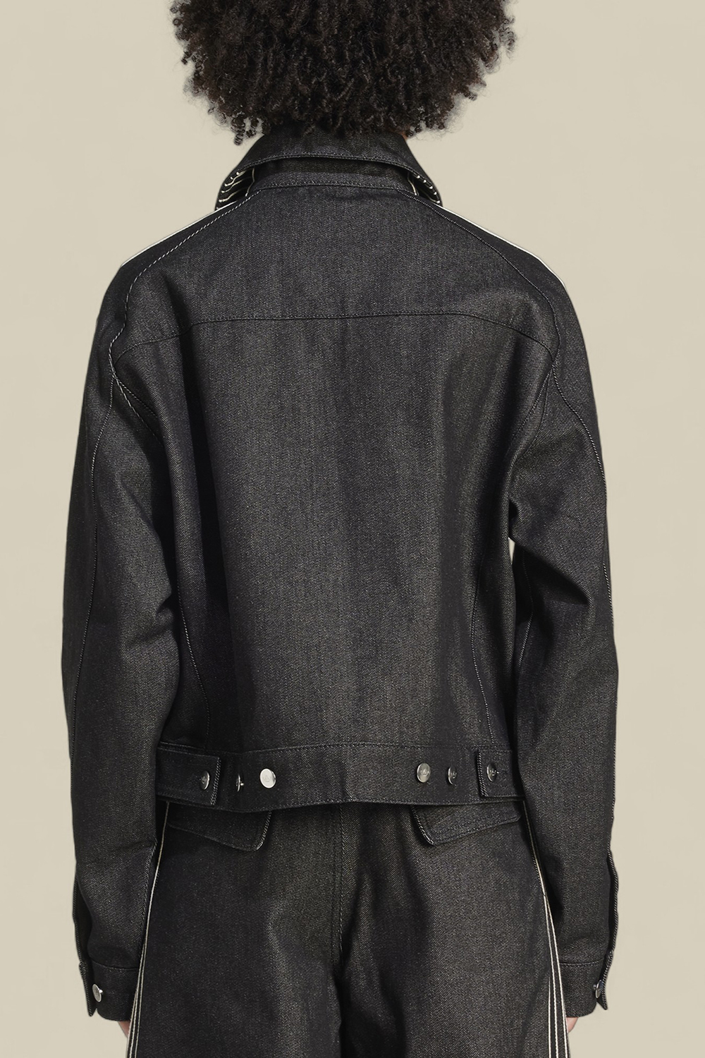 תמונת דוגמן אחורית של ז'קט ג'ינס