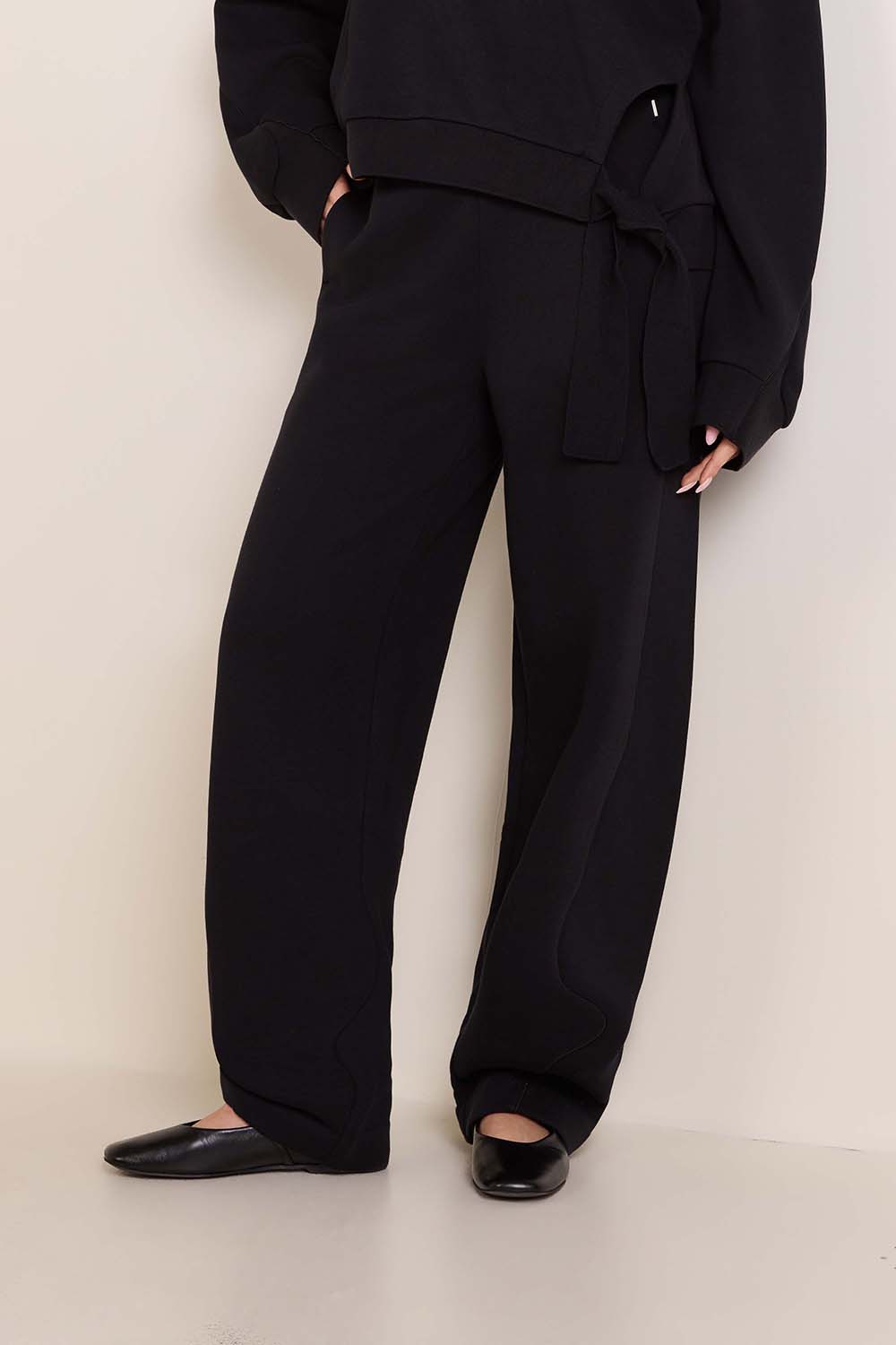 תמונת דוגמן קידמית של מכנסי ג'וג