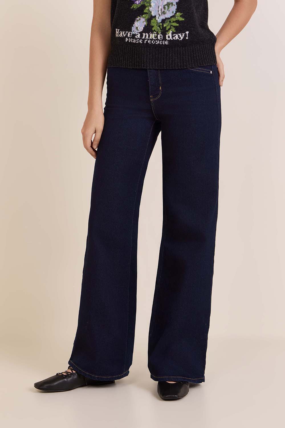 תמונת דוגמן קידמית של מכנסי ג'ינס מתרחבים 318