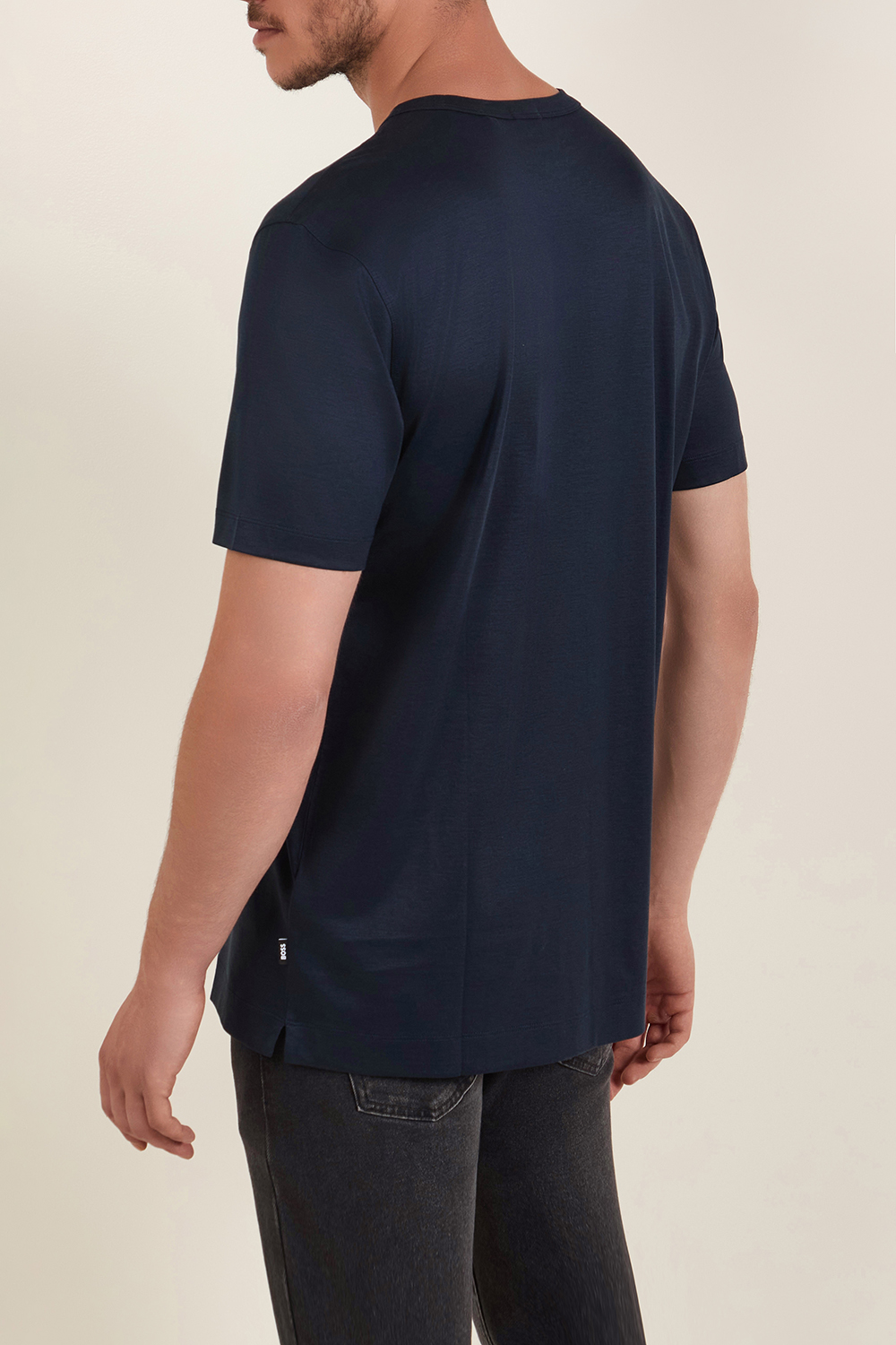 תמונת דוגמן אחורית של חולצת טי