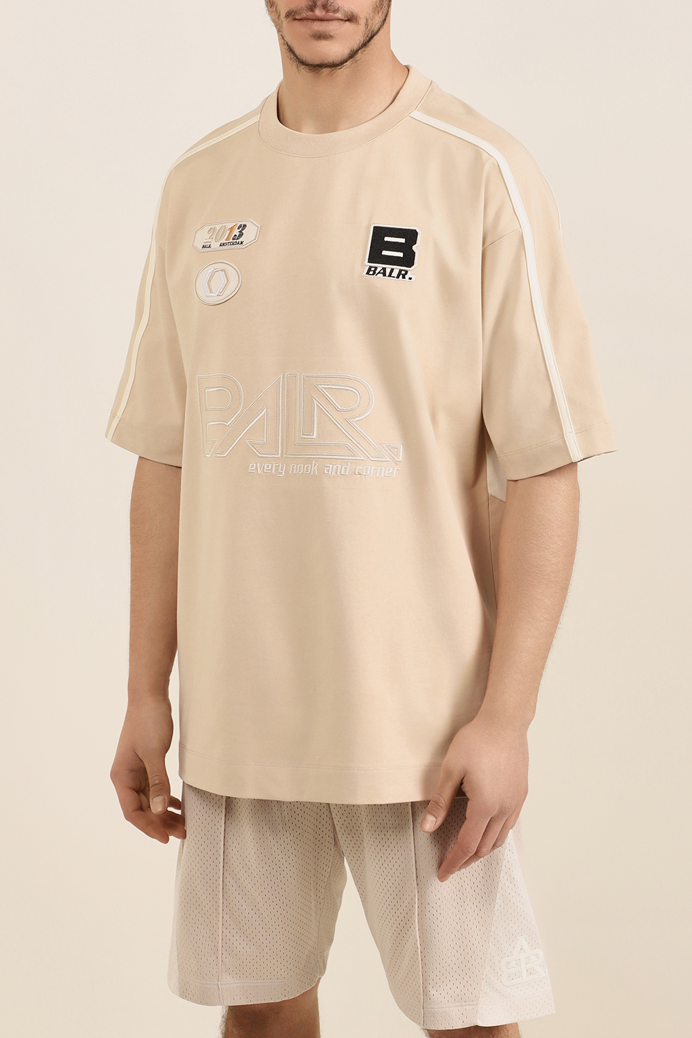 תמונת דוגמן קידמית של חולצת טי אוברסייז