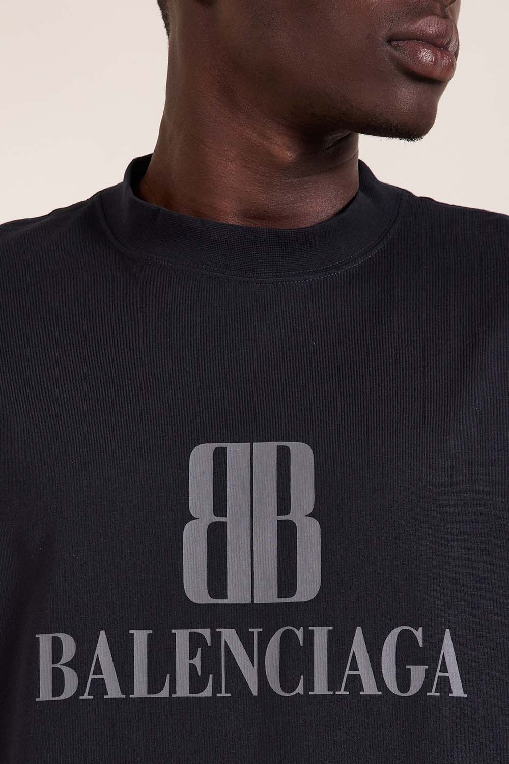 תמונת תקריב דוגמן של חולצת טי