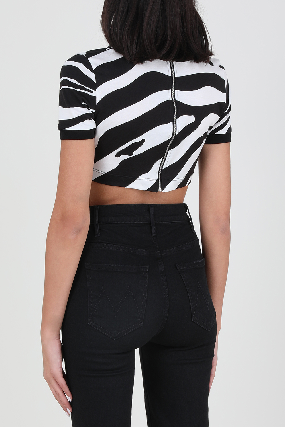 תמונת דוגמן אחורית של חולצת קרופ בהדפס זברה עם לוגו מטאלי