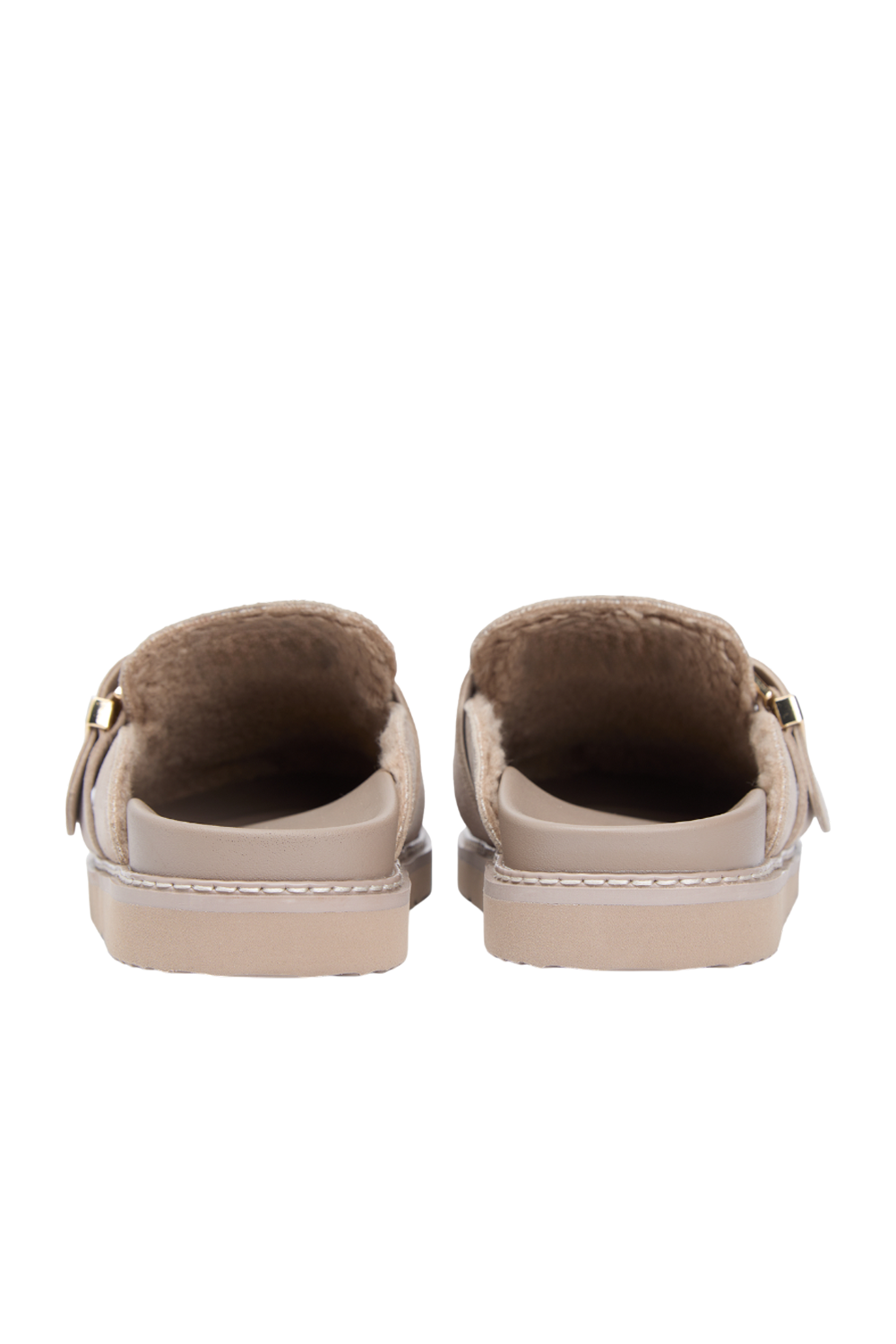 תמונת תקריב של נעלי מיולס שרפה