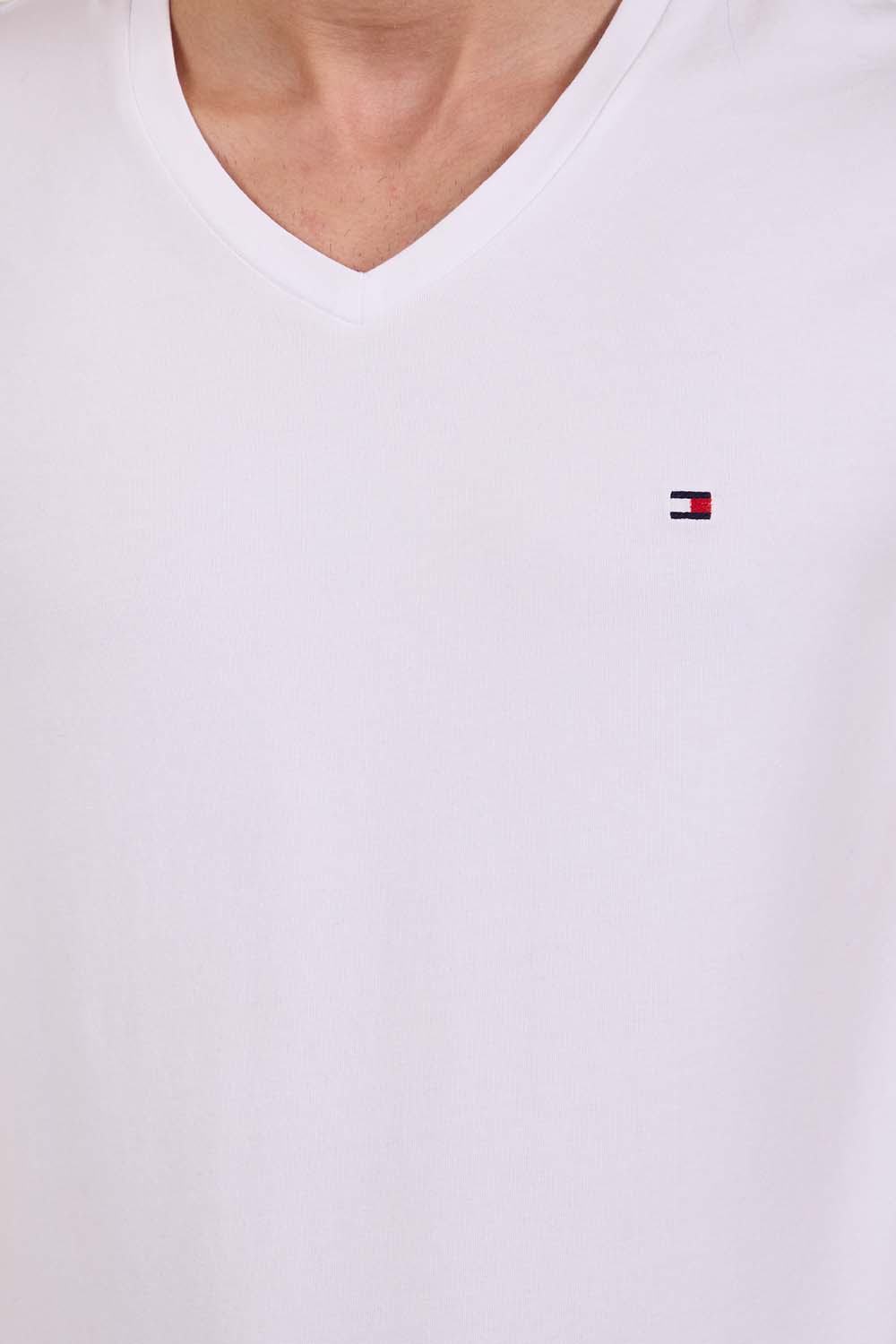 תמונת תקריב דוגמן של חולצת טי סלים פיט