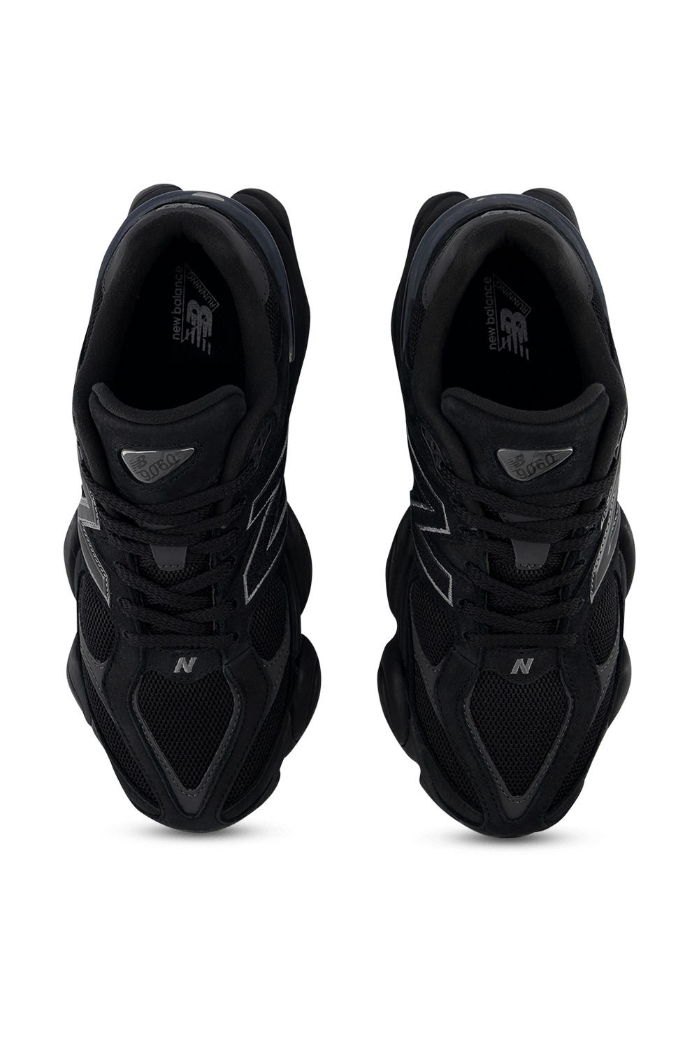 תמונת תקריב של נעלי סניקרס 9060