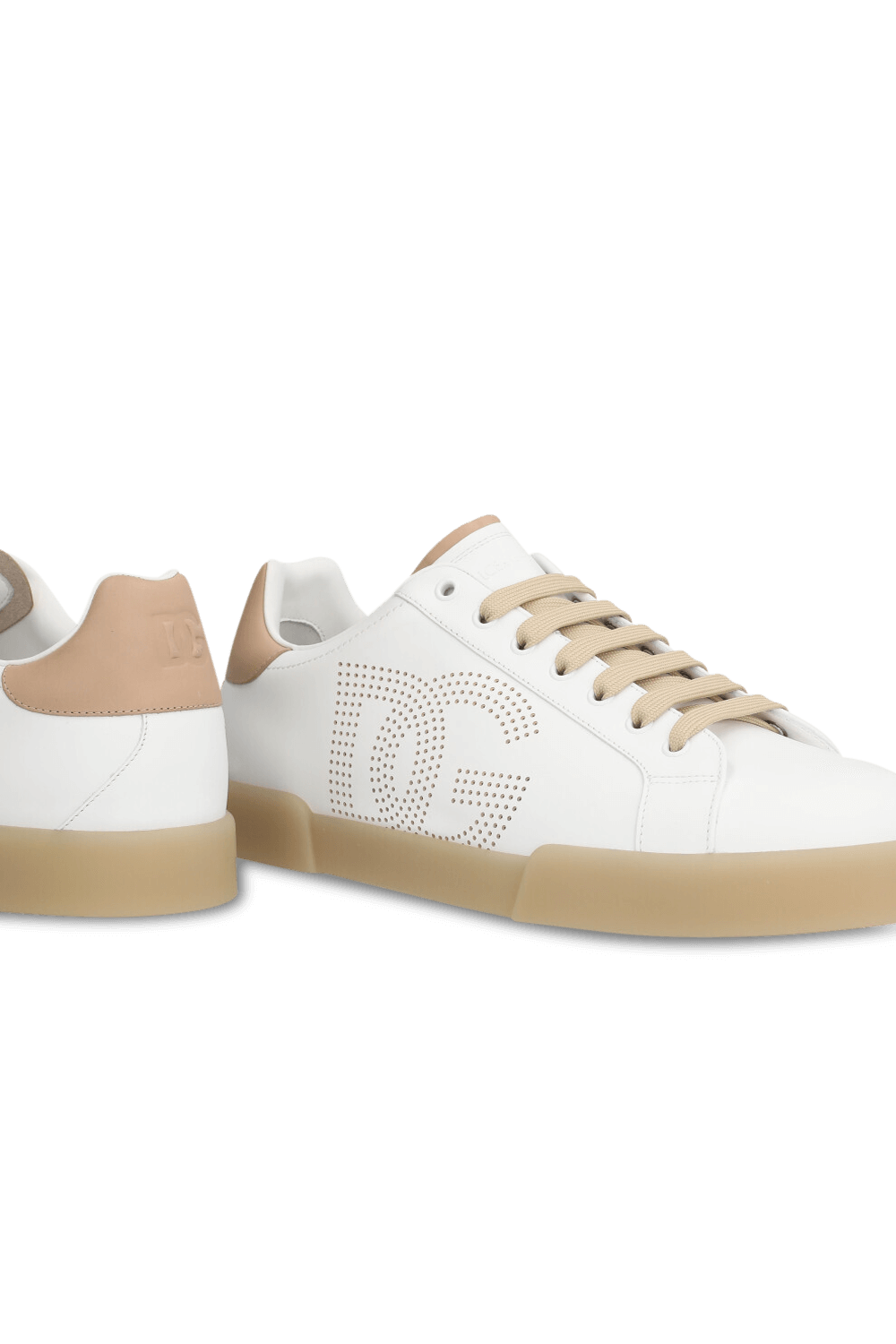 תמונת תקריב של נעלי סניקרס