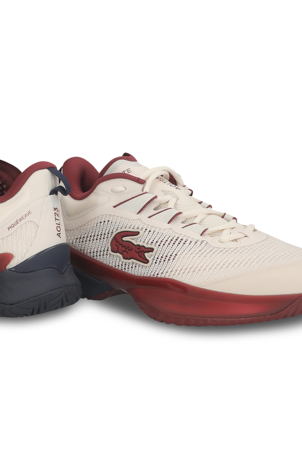 תמונת תקריב של נעלי סניקרס אל-טי 23