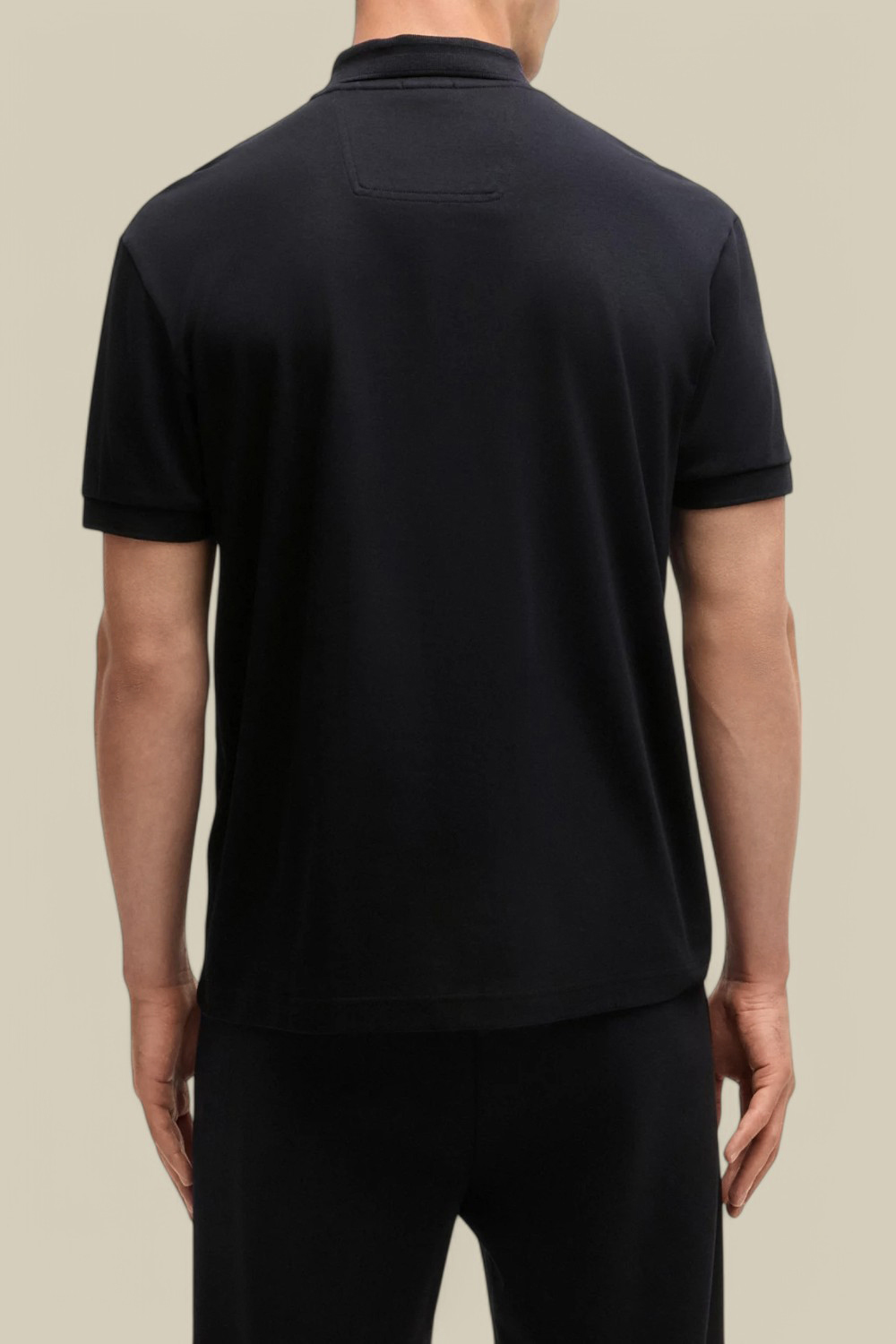 תמונת דוגמן אחורית של חולצת פולו