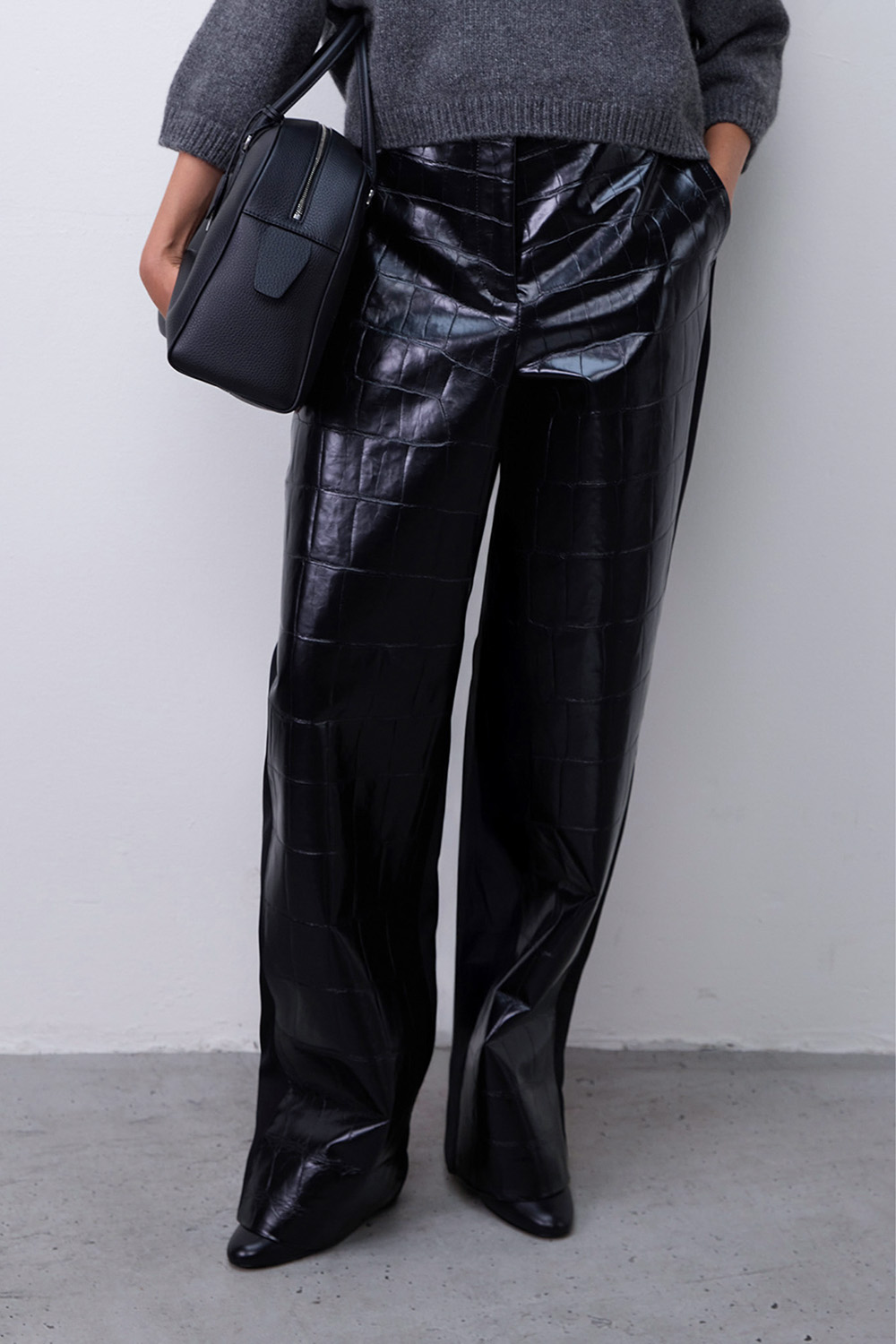 תמונת דוגמן קידמית של מכנסיים דמויי עור