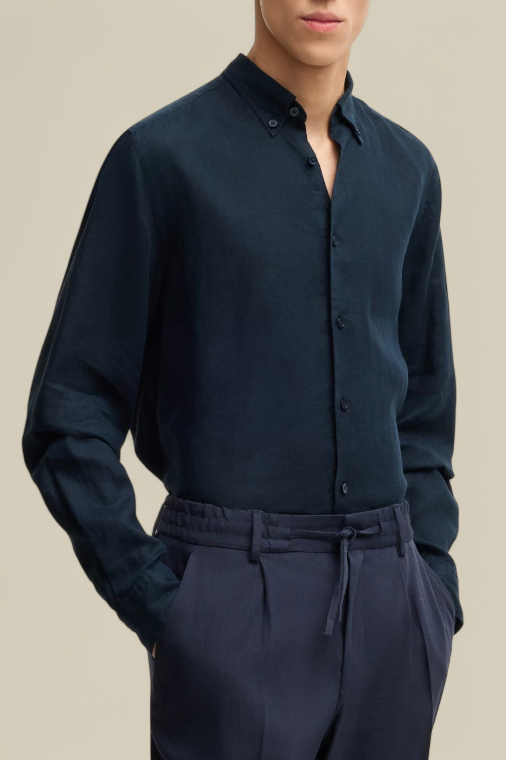 תמונת דוגמן קידמית של חולצה מכופתרת מפשתן